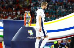 lol季中赛-包含曼城强势瑞士，哈里·凯恩完成帽子戏法的词条