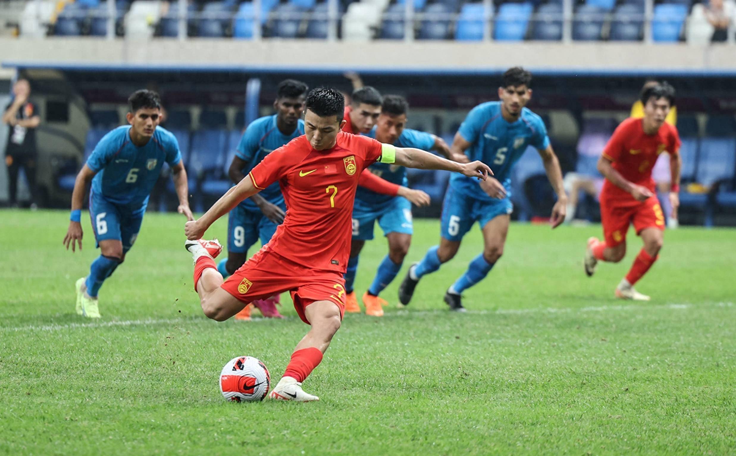 国际足球比赛中中国队取得关键胜利