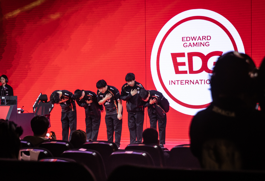 TL险胜EDG，Chovy团战一打五八强赛3:2（伦敦）