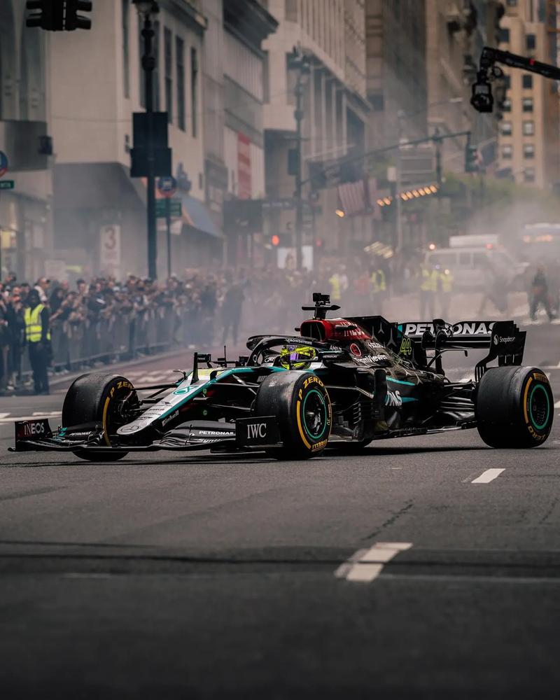 包含梅赛德斯完胜法拉利,汉密尔顿惊艳四座的词条 包含梅赛德斯完胜法拉利,汉密尔顿惊艳四座的词条